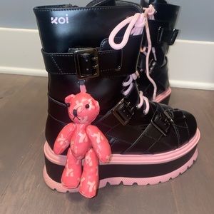 Selling koi dollskill boots